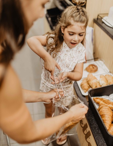 Camping-de-kleine-wolf-faciliteit-supermarkt-croissant-moeder-dochter.jpg