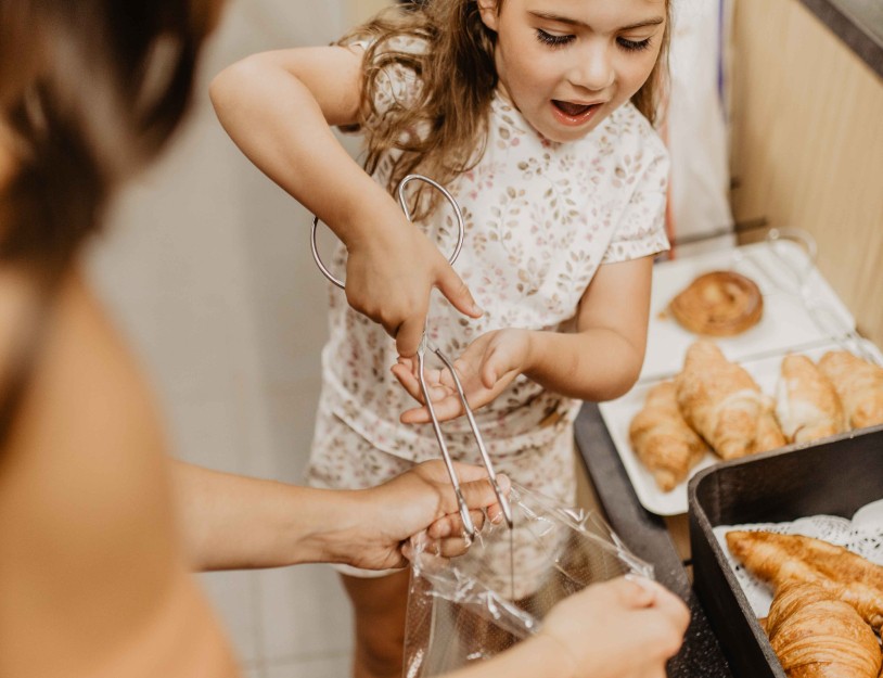 Camping-de-kleine-wolf-faciliteit-supermarkt-croissant-moeder-dochter.jpg