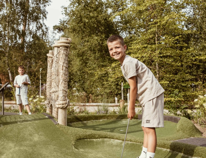 Camping-de-kleine-wolf-faciliteit-adventuregolf-jongen-4.jpg