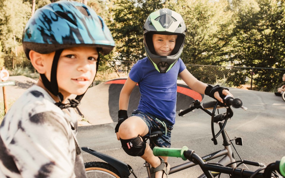 Camping-de-kleine-wolf-faciliteit-pumptrack-jongens-staan.jpg