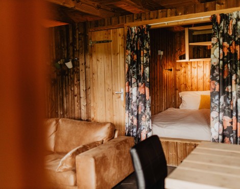 Camping-De-Kleine-Wolf-Accommodatie-Klaverlodge-woonkamer-slaapkamer.jpg