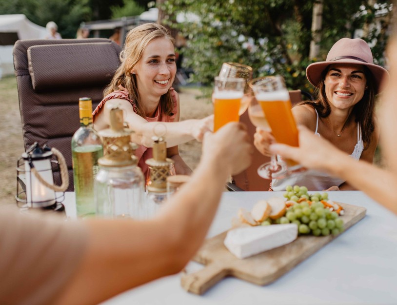Camping-de-kleine-wolf-kamperen-proosten-vrouwen.jpg