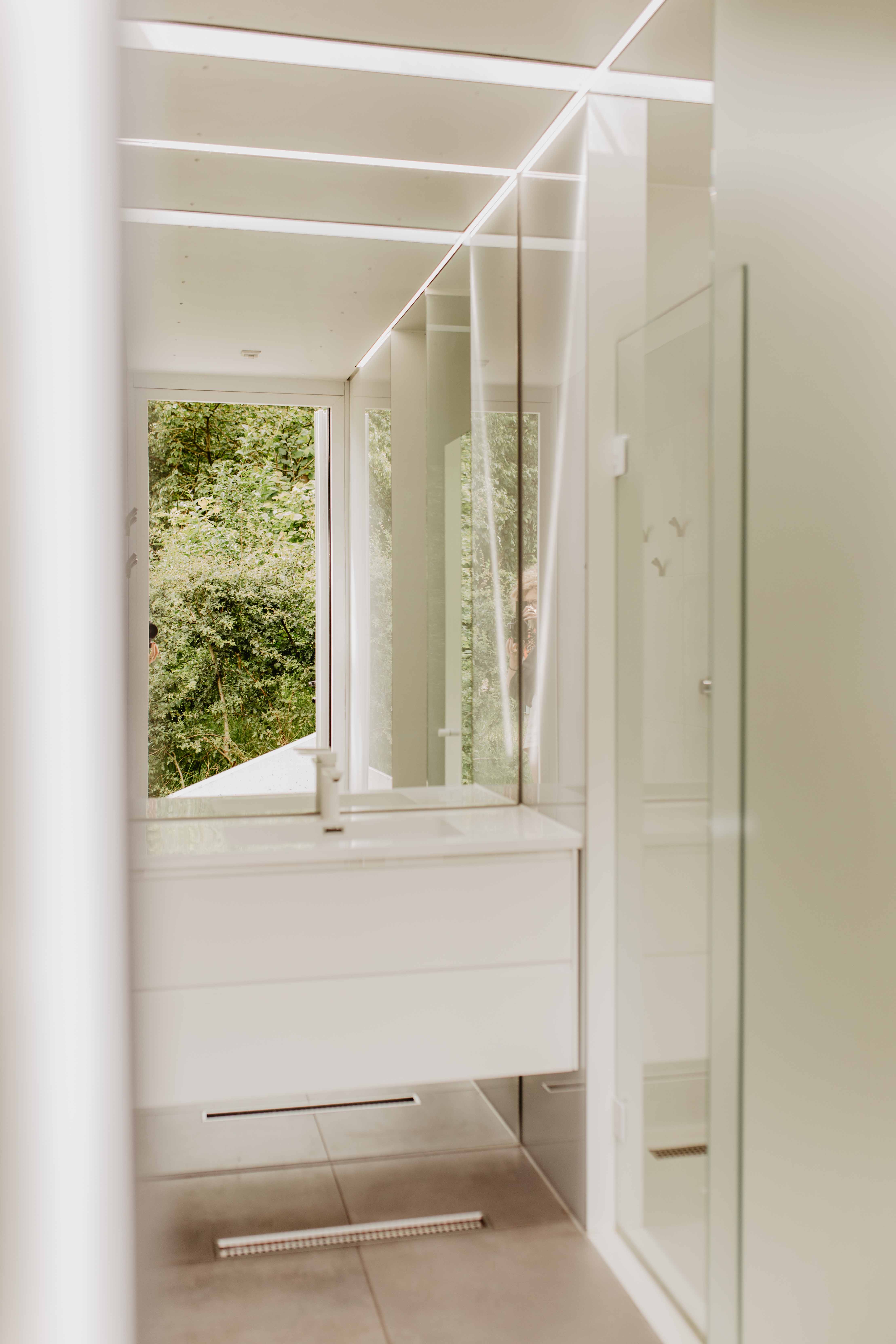 Camping-De-Kleine-Wolf-Kamperen-specht-prive-sanitair-deluxe-binnenkant-2.jpg