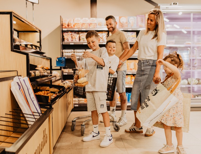 Camping-de-kleine-wolf-supermarkt-gezin-broodjes kopie.jpg