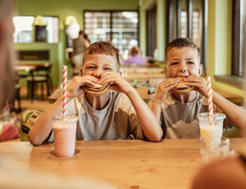 Camping-de-kleine-wolf-faciliteit-foodbar-jongens-hamburger.jpg