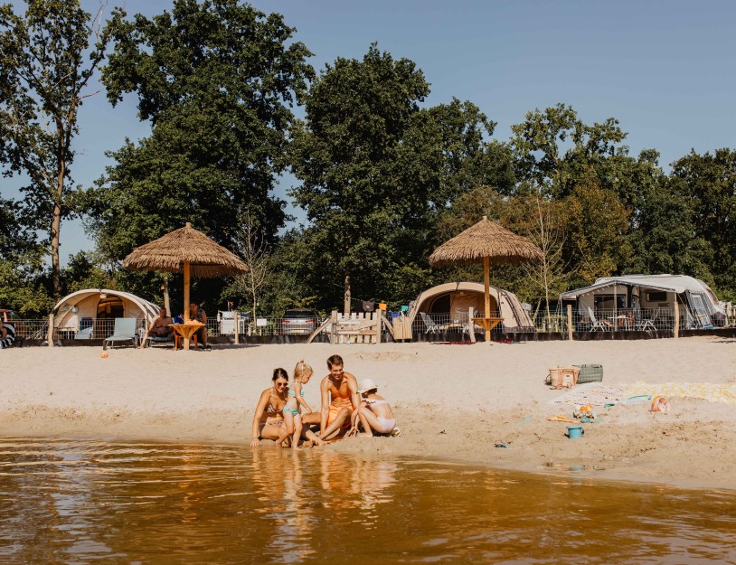 Camping-de-kleine-wolf-gezin-kamperen-bij-zandstrand.jpg