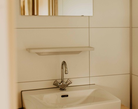 Camping-De-Kleine-Wolf-Accommodatie-OeHoelodge-badkamer-wastafel.jpg