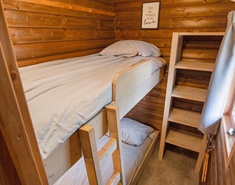 Camping-de-kleine-wolf-accommodatie-zwaluwlodge-slaapkamer-stapelbed.jpg
