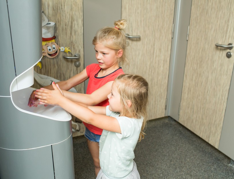 Sanitair_Koolmees kindjes handen wassen.JPG