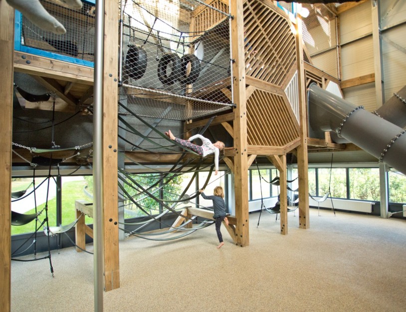 Indoor speelparadijs - Spelen rubberen slierten (large).jpg