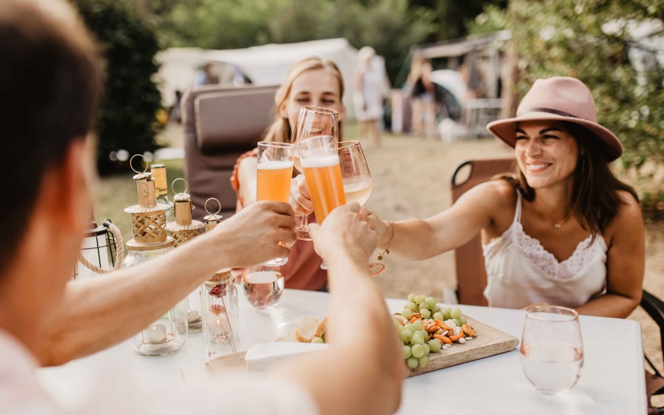 Camping-de-kleine-wolf-kamperen-proosten-lachen.jpg