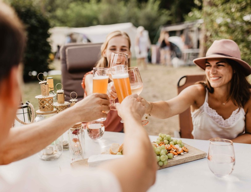 Camping-de-kleine-wolf-kamperen-proosten-lachen.jpg