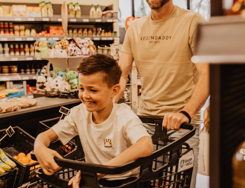 Camping-de-kleine-wolf-supermarkt-kar-lachen.jpg