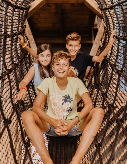 Camping-de-kleine-wolf-indoorspeeltuin-touwen-broers-zussen-lachen2.jpg