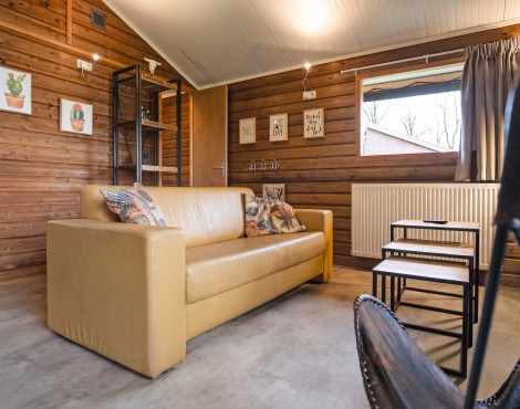 Camping-de-kleine-wolf-accommodatie-zwaluwlodge-woonkamer.jpg