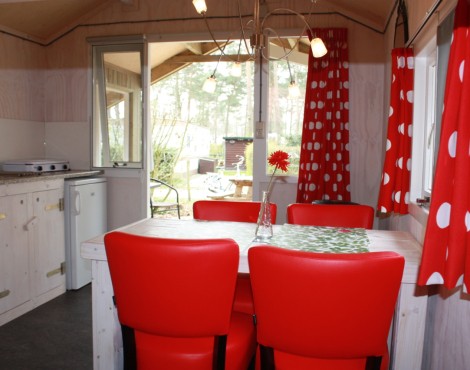 187-Trekkershut - keuken en eetkamer.jpg