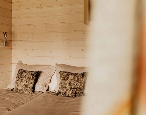 Camping-De-Kleine-Wolf-Accommodatie-OeHoelodge-slaapkamer-3.jpg