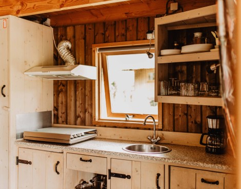 Camping-De-Kleine-Wolf-Accommodatie-Klaverlodge-keuken-2.jpg