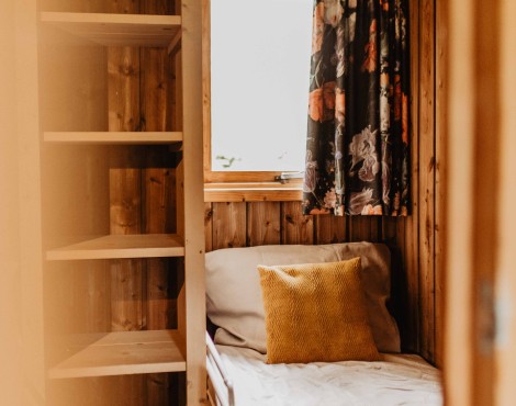 Camping-De-Kleine-Wolf-Accommodatie-Klaverlodge-slaapkamer-8.jpg