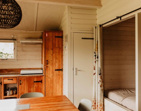 Camping-De-Kleine-Wolf-Accommodatie-OeHoelodge-keuken-slaapkamer-2.jpg