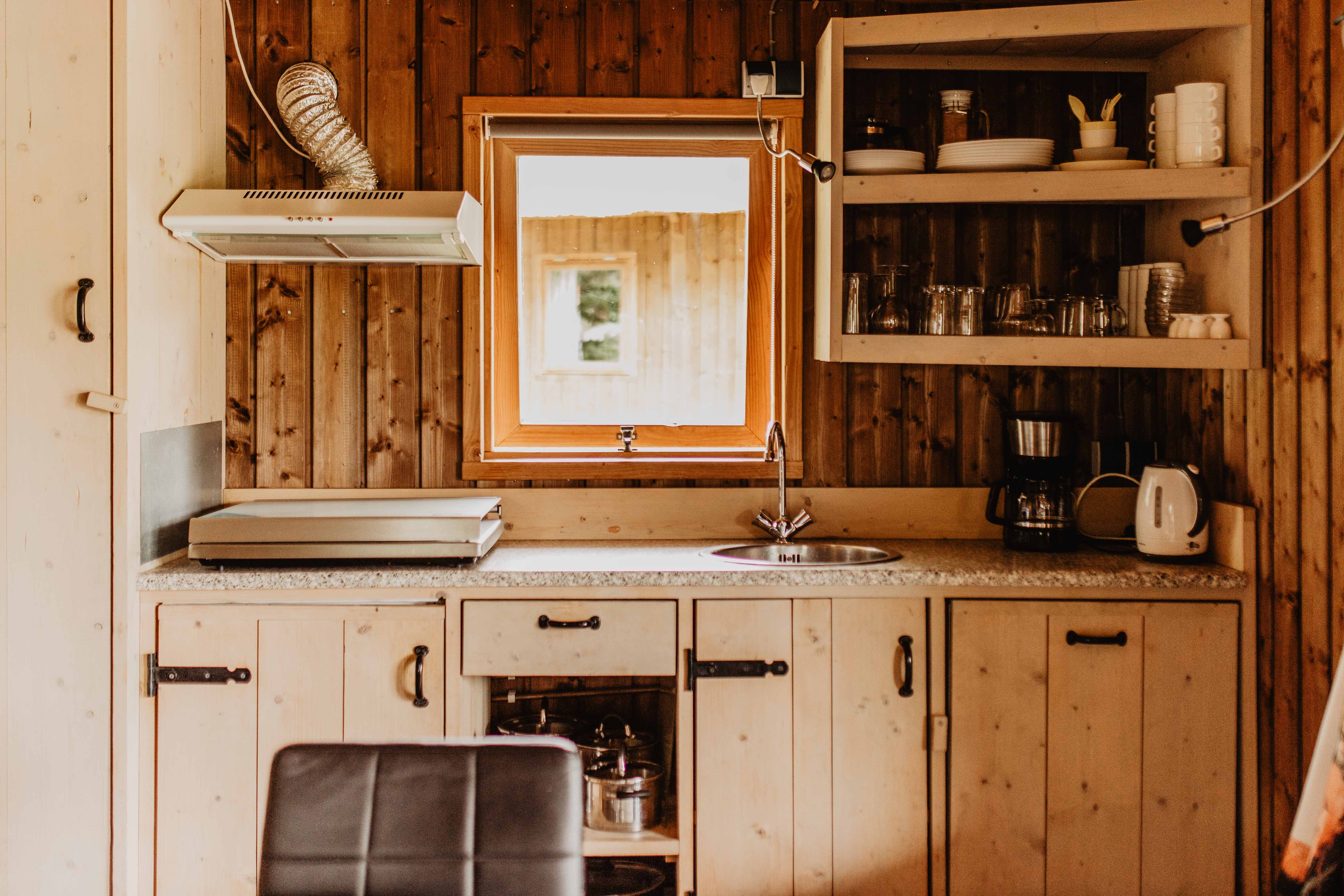 Camping-De-Kleine-Wolf-Accommodatie-Klaverlodge-keuken.jpg