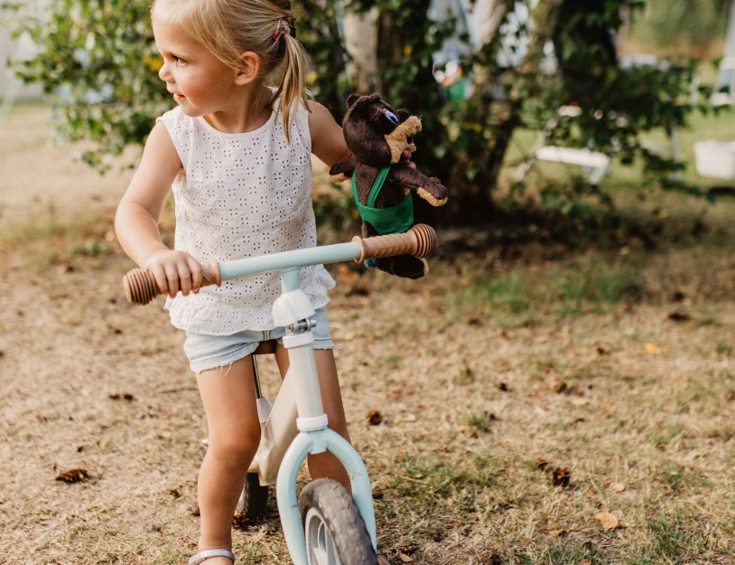 Camping-de-kleine-wolf-kamperen-meisje-fiets-wolfie.jpg