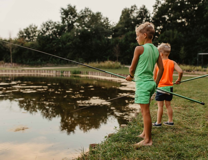 Camping-de-kleine-wolf-faciliteit-visvijver-jongens-zijkant.jpg