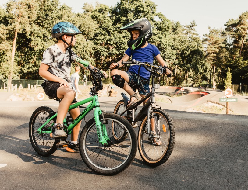 Camping-de-kleine-wolf-faciliteit-pumptrack-jongens-op-fiets-kijken-elkaar.jpg