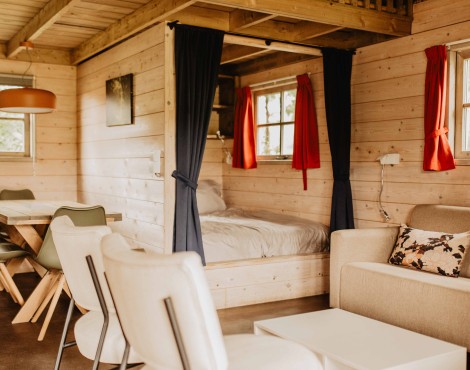 Camping-De-Kleine-Wolf-Accommodatie-Hooiberg-woonkamer-2.jpg