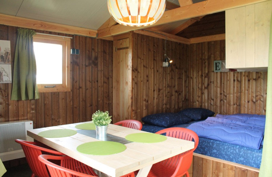 23-Basic Lodge - eettafel.jpg