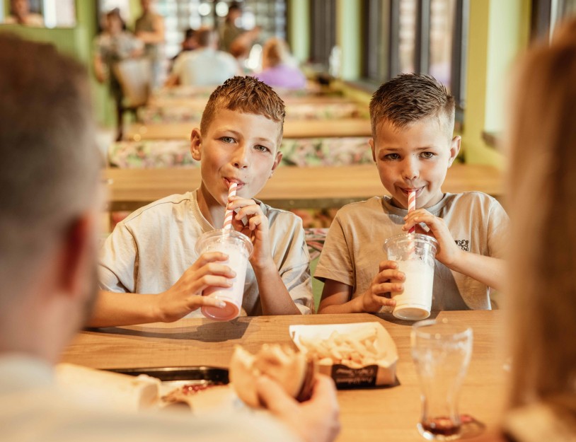 Camping-de-kleine-wolf-faciliteit-foodbar-jongens-milkshake.jpg