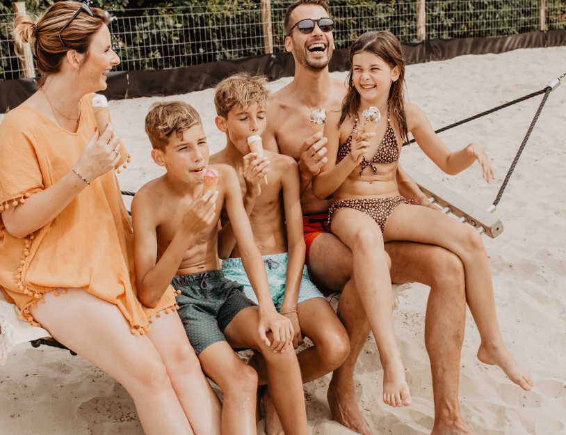 Camping-de-kleine-wolf-schommel-gezin-ijsje-lachen.jpg