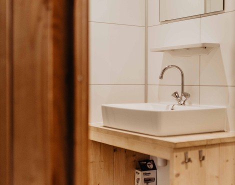 Camping-De-Kleine-Wolf-Accommodatie-Klaverlodge-badkamer-2.jpg