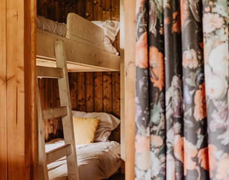 Camping-De-Kleine-Wolf-Accommodatie-Klaverlodge-slaapkamer-6.jpg