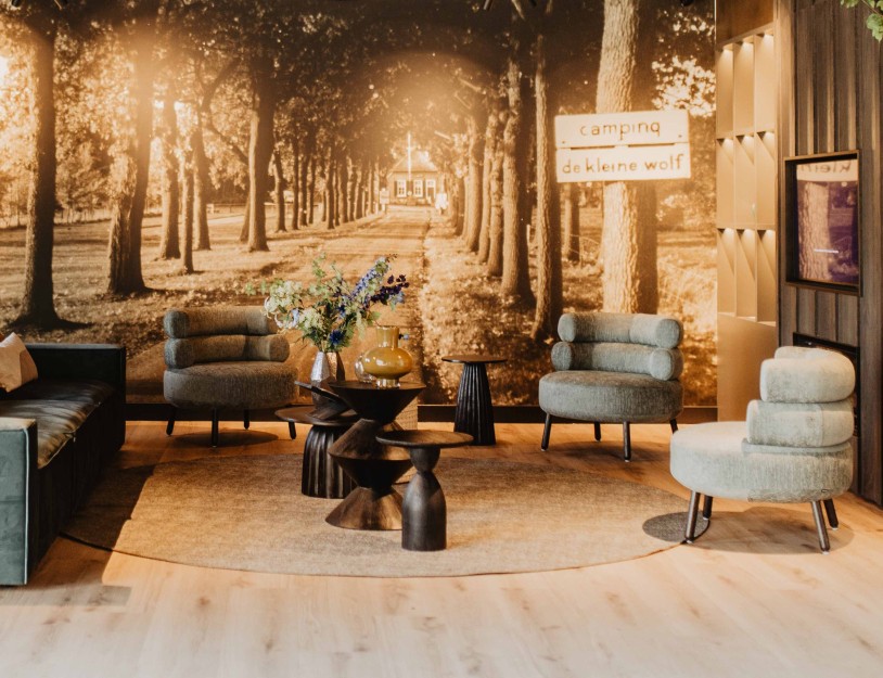 Camping-de-kleine-wolf-entreegebouw-receptie-zithoek-5.jpg