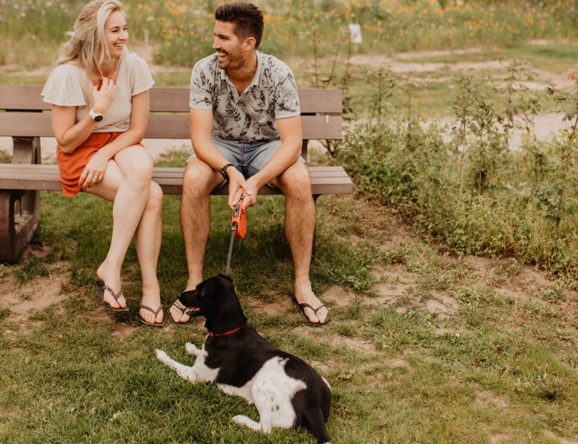 Camping-de-kleine-wolf-faciliteit-park-man-vrouw-hond-lachen.jpg