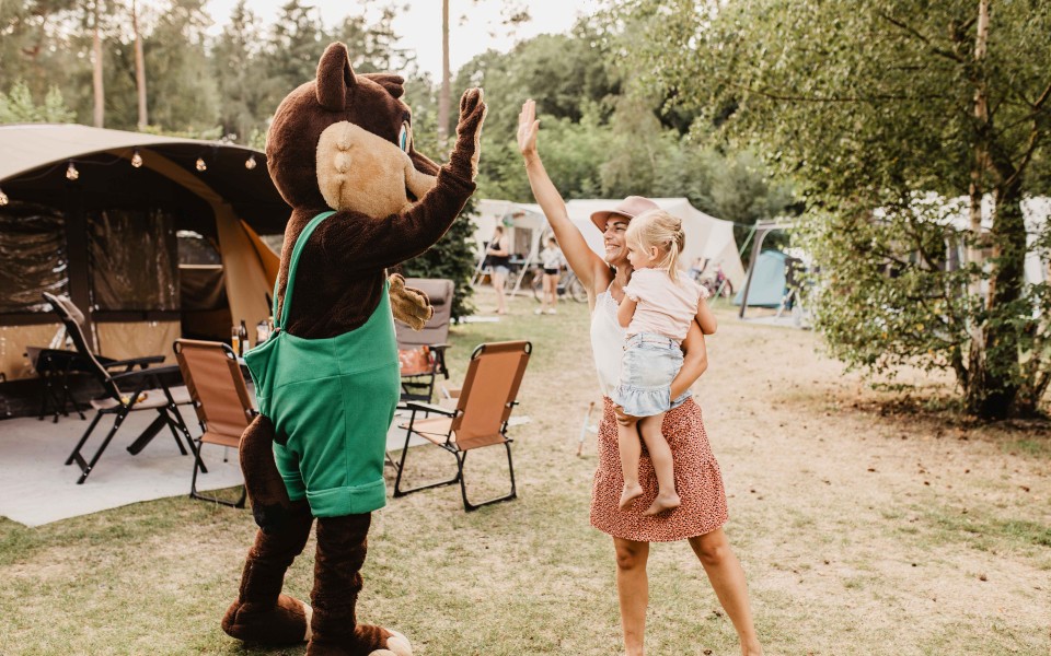 Camping-de-kleine-wolf-animatie-high-five-moeder-dochter-lachen.jpg