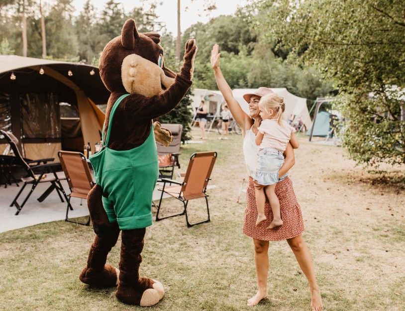 Camping-de-kleine-wolf-animatie-high-five-moeder-dochter-lachen.jpg
