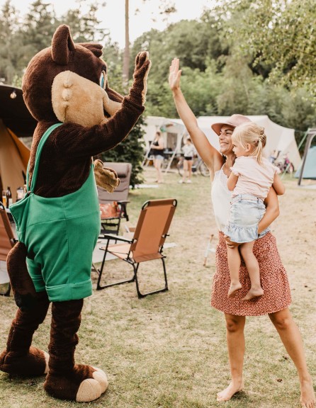 Camping-de-kleine-wolf-animatie-high-five-moeder-dochter-lachen.jpg