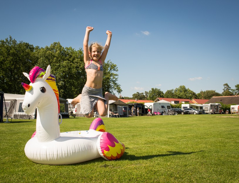 Kamperen_Vrolijkmeisjespringt.JPG