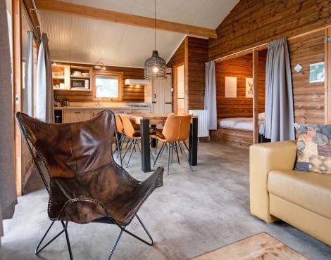 Camping-de-kleine-wolf-accommodatie-zwaluwlodge-overzicht-woonkamer-keuken-1.jpg
