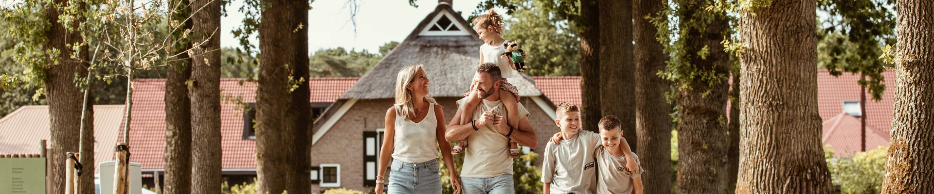 Camping-de-kleine-wolf-oprijlaan-gezin-wandelen-2.jpg