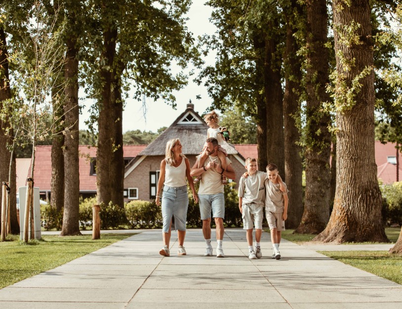 Camping-de-kleine-wolf-oprijlaan-gezin-wandelen-2.jpg
