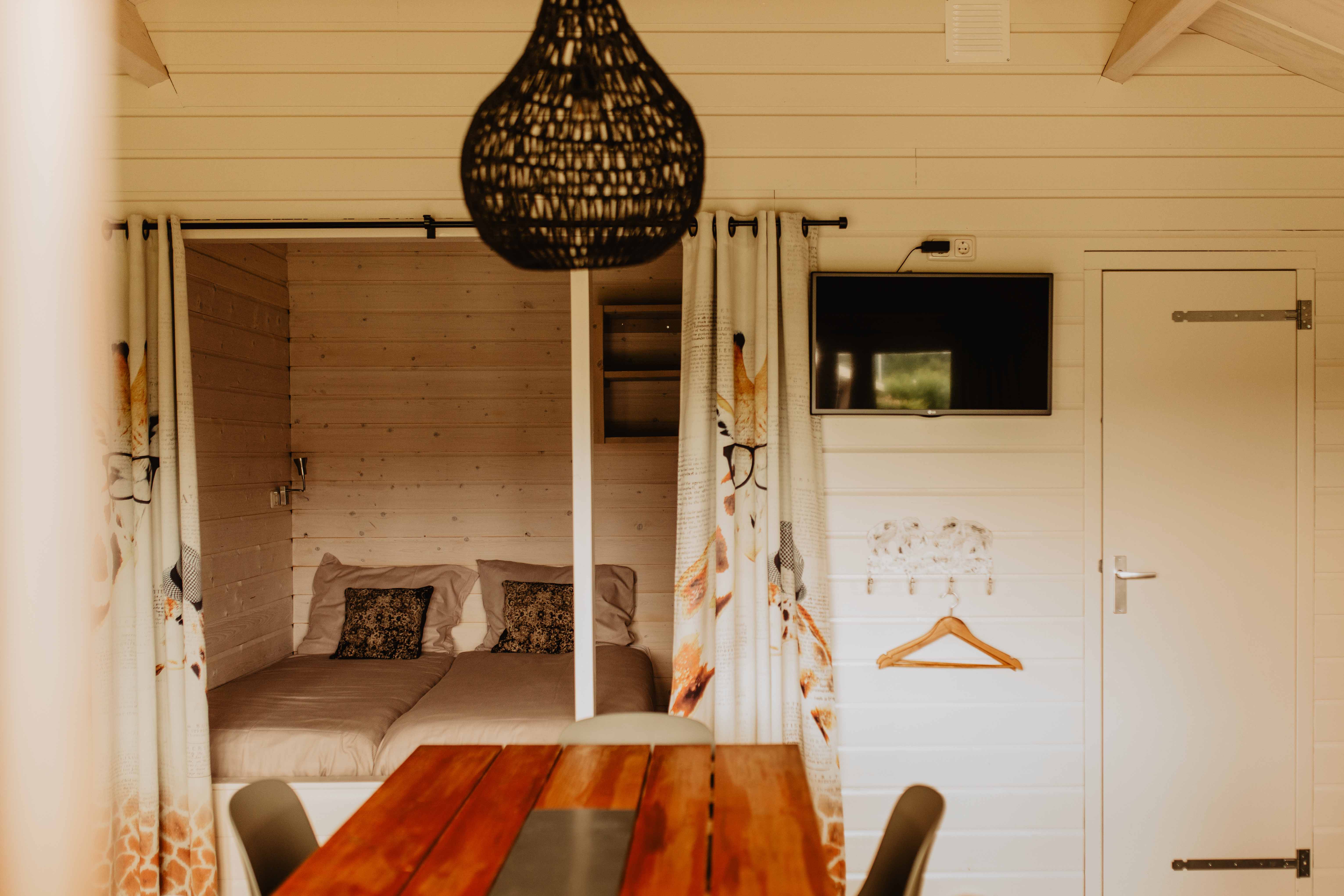 Camping-De-Kleine-Wolf-Accommodatie-OeHoelodge-slaapkamer-1.jpg