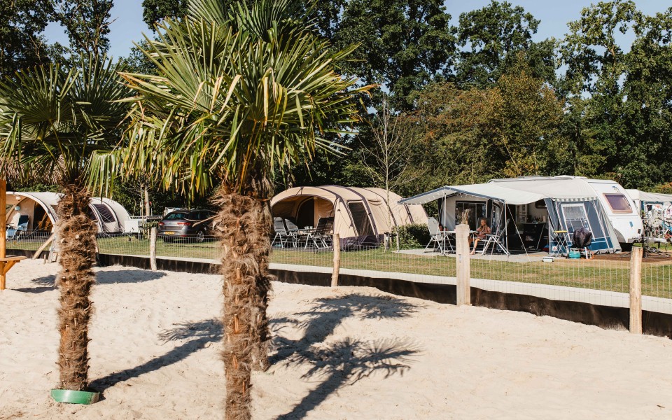 Camping-de-kleine-wolf-kamperen-aan-zandstrand.jpg