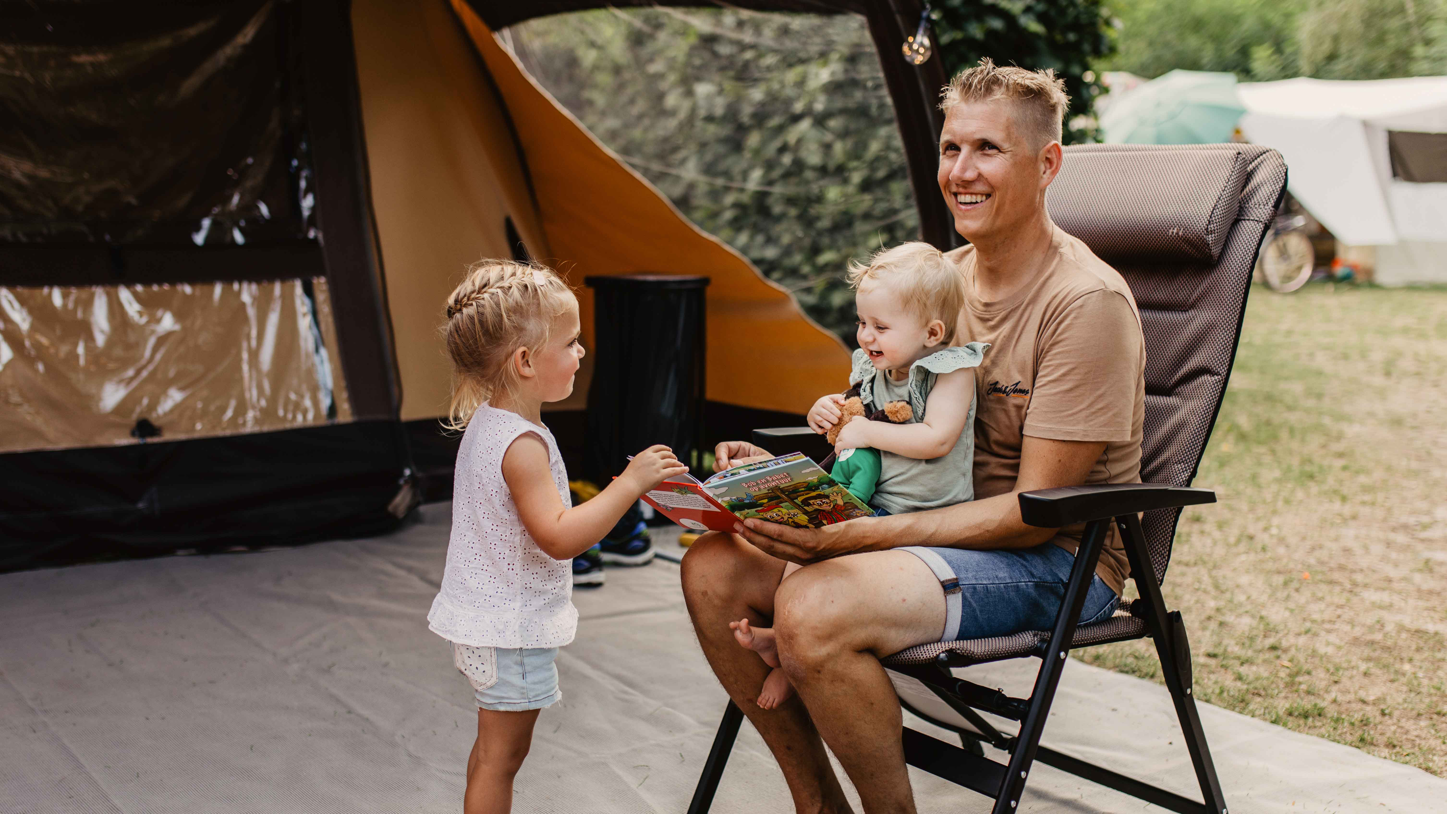 Camping-de-kleine-wolf-kamperen-boekje-lezen-kinderen.jpg