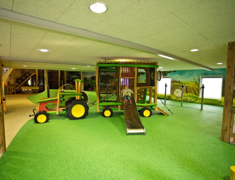 Indoor speelparadijs - Tractor met glijbaan (large).jpg