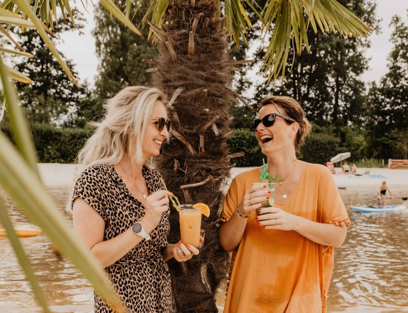 Camping-de-kleine-wolf-faciliteit-zandstrand-vriendinnen-cocktails-2.jpg