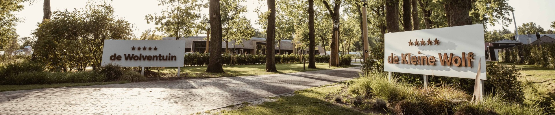Camping-de-kleine-wolf-faciliteit-oprijlaan-borden.jpg