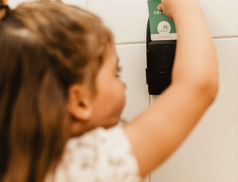 Camping-de-kleine-wolf-faciliteit-sanitairgebouw-kinderdouchen-meisje-pasje.jpg